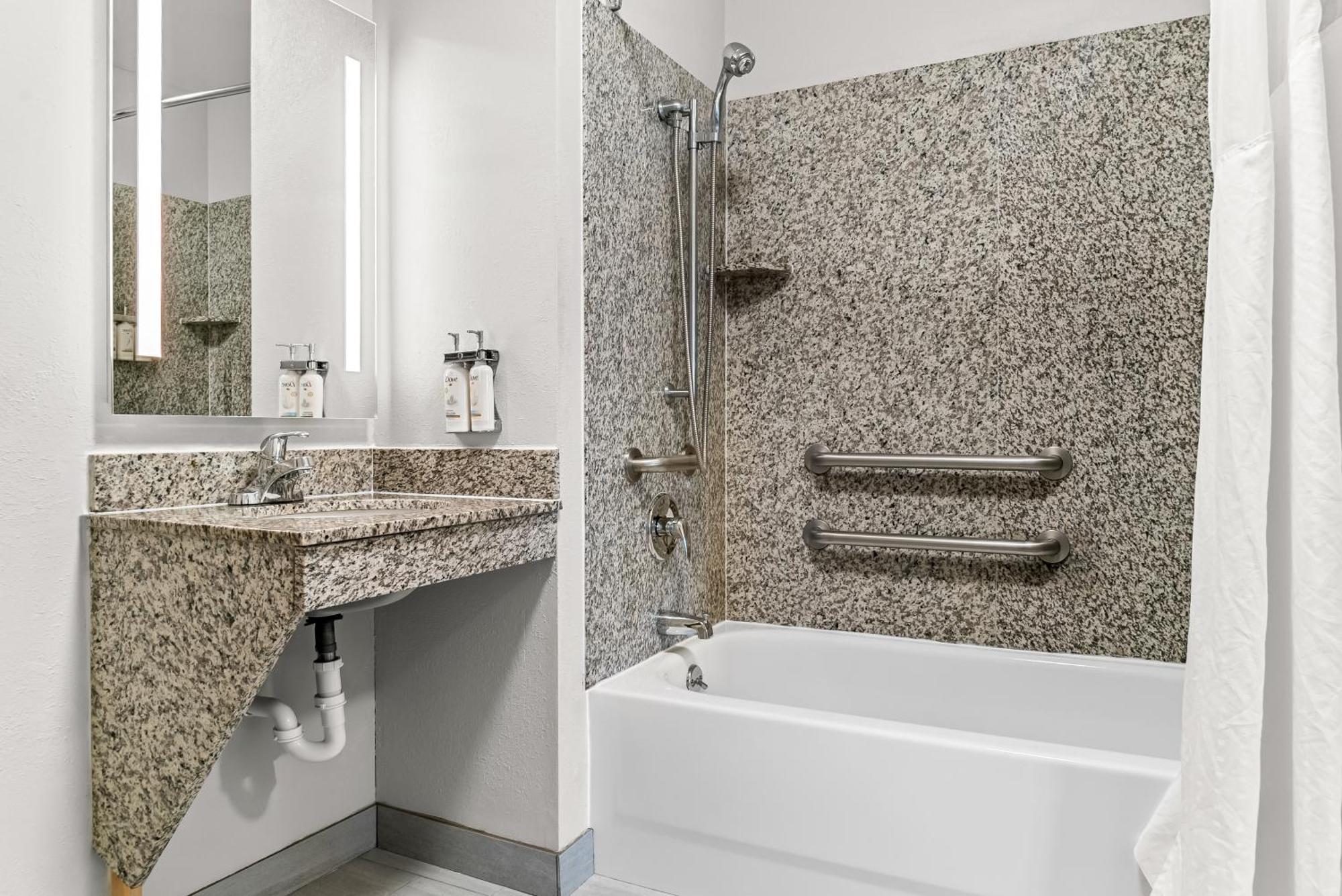 Holiday Inn Express & Suites - Detroit North - Roseville By Ihg المظهر الخارجي الصورة
